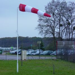 Ensemble mât et platine de fixation pour manche à air 